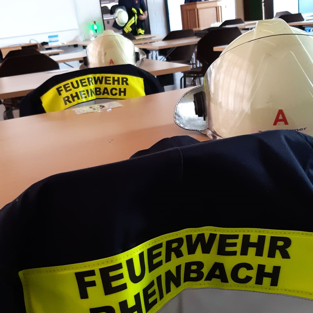 FF_Rheinbach's tweet photo. Letzten Samstag fand bei bestem Wetter ☀️ die #Prüfung des Maschinisten-Lehrgangs am Kreisfeuerwehrhaus in #Siegburg statt. 🚒 Unsere drei Kameraden aus #Queckenberg, #Flerzheim & #Wormersdorf haben mit sehr guten Ergebnissen bestanden. 💪 Herzlichen #Glückwunsch! 🥳 #Ehrenamt https://t.co/N0roQgfLmo