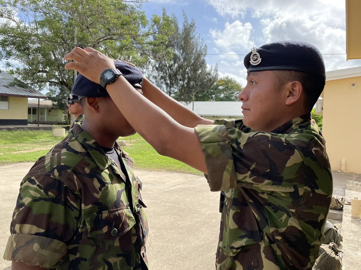 The buddy buddy system. It starts with the little things like checking each other over before a parade

Today it’s just a beret but this is where we build that Army ethos of always having each other’s back 🇧🇿🇬🇧

#ServetoLead #ArmyConfidence