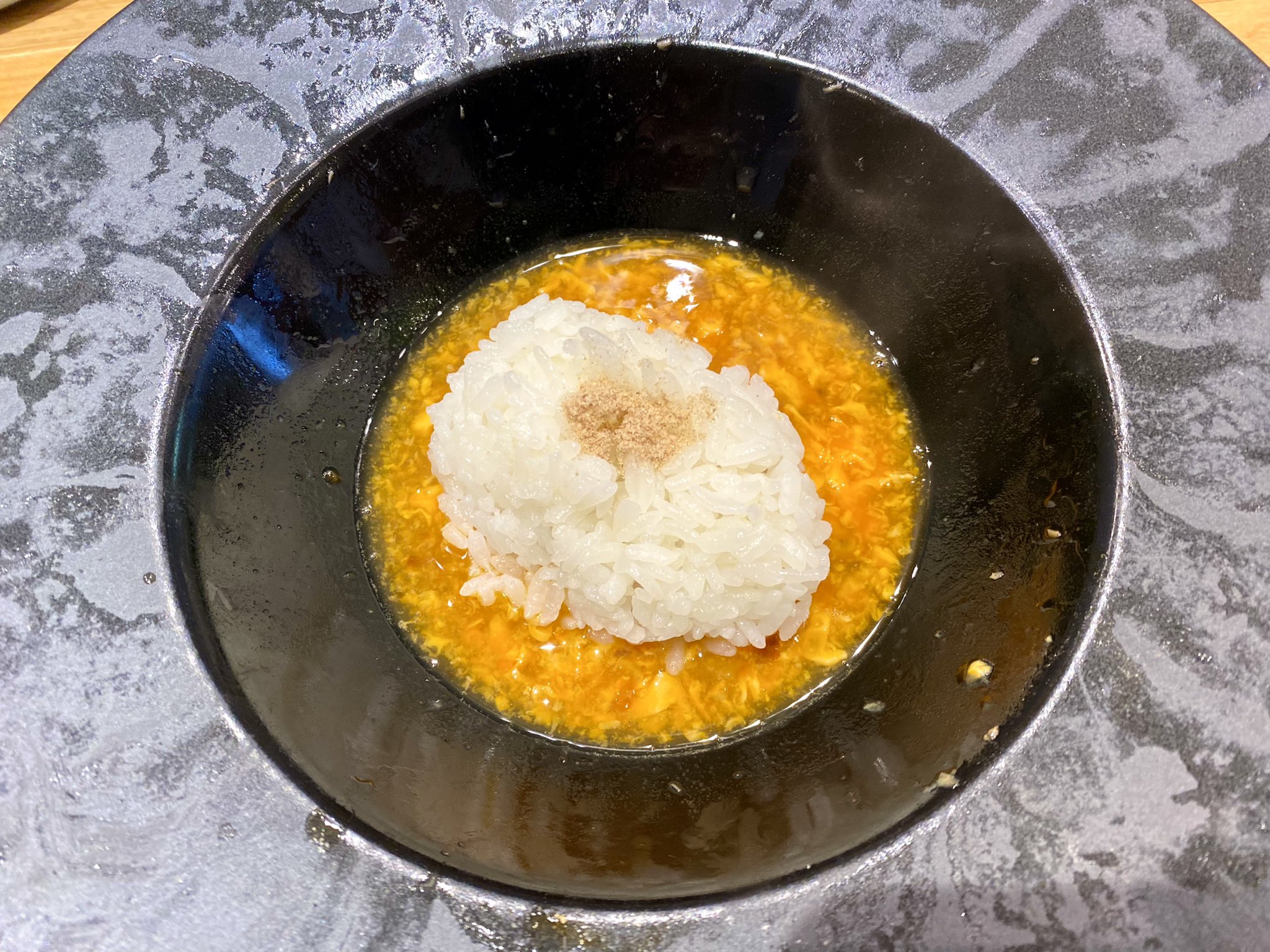 まつじ 豊中市蛍池駅前にあるうどん店 マルヨシ製麺所 どのうどんを食べても美味しいけど ひときわ目を引くのが 肉釜玉うどん 香り高いうどんの周りにローストビーフが盛られていた 美味しいよ 最後に卵の絡まった出汁へご飯を投入して食べる これ