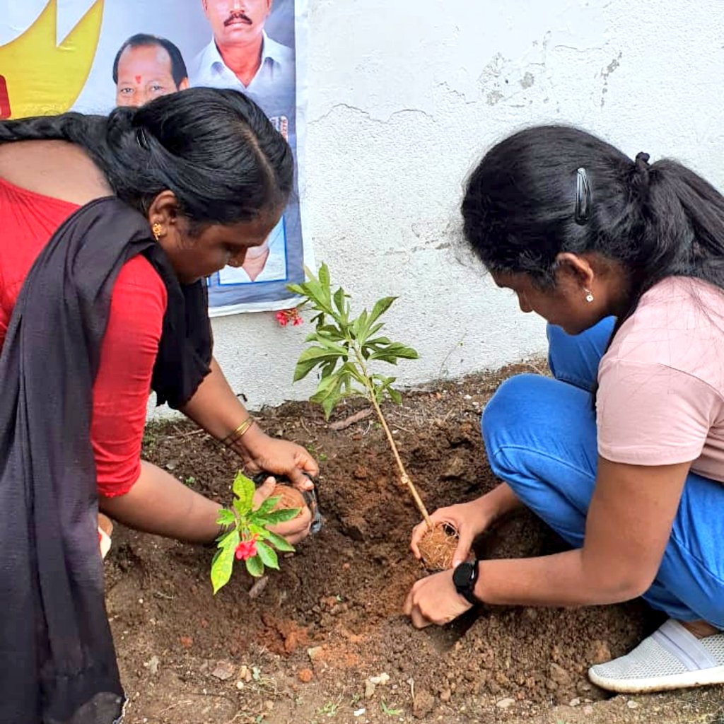 radikaasarathFC's tweet photo. We planted 59 plants for our @realradikaa 59th B'dy! We @radikaasarathFC are so hapy to start tis initiative frm tis year 21.8.21 wit immense pleasure of luv❤️ We Want to thk the contributors @RRBhuvana @jaishreeven1097 @drsundari2393 @Dhanam_joy @realSnehaShalu @DrKamali_Physio https://t.co/ULK9dvoThv