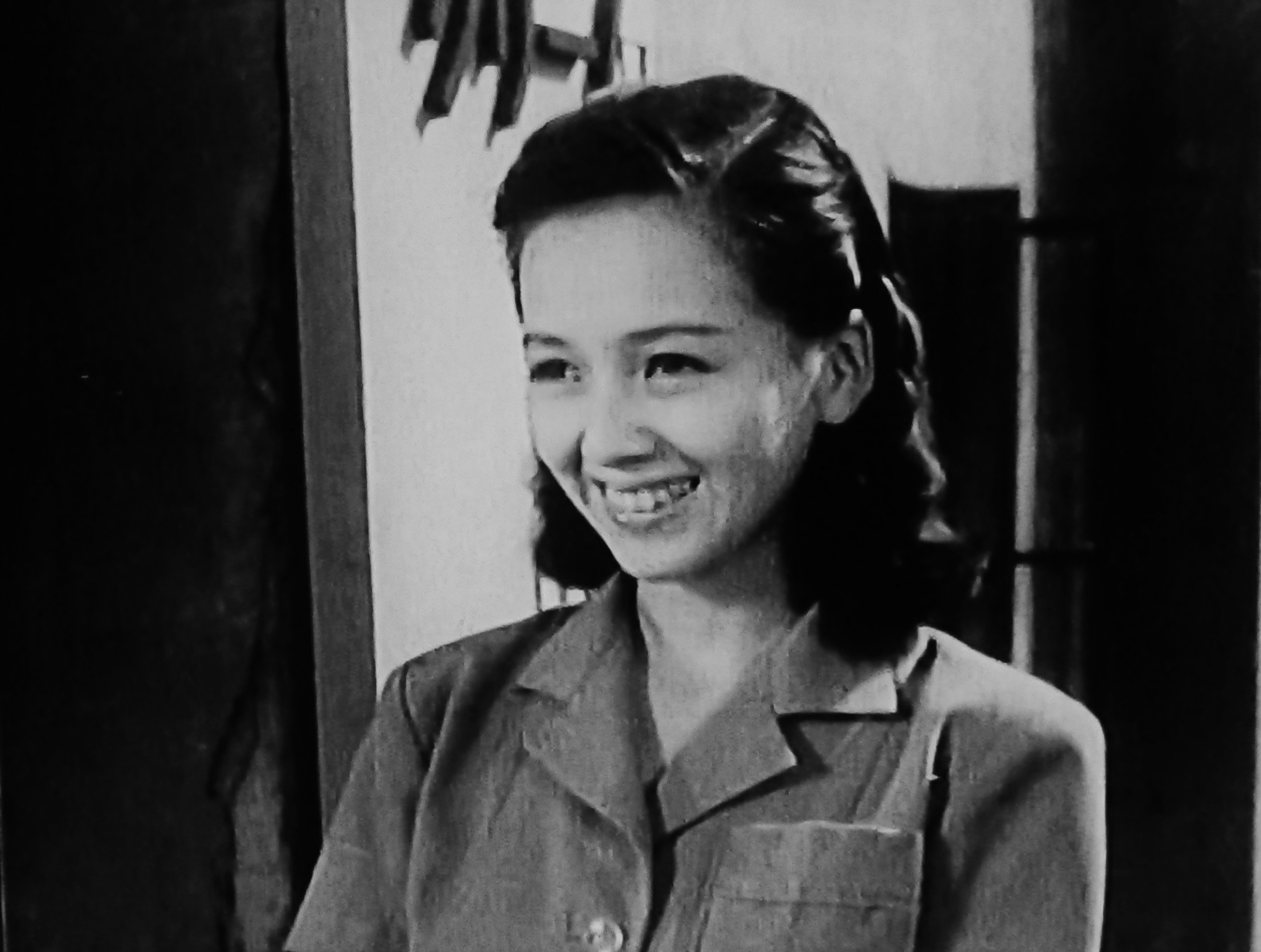 カレー印 1950年 薔薇合戦 クズ男達に翻弄される三姉妹の話だが 湿っぽくなく 無駄な話は飛ばしてテンポ重視な編集で面白かった 桂木洋子と若山セツ子が可愛く 唯一マトモな男の鶴田浩二もイイ 三宅邦子のパトロン役の進藤英太郎が1シーンしか出てない