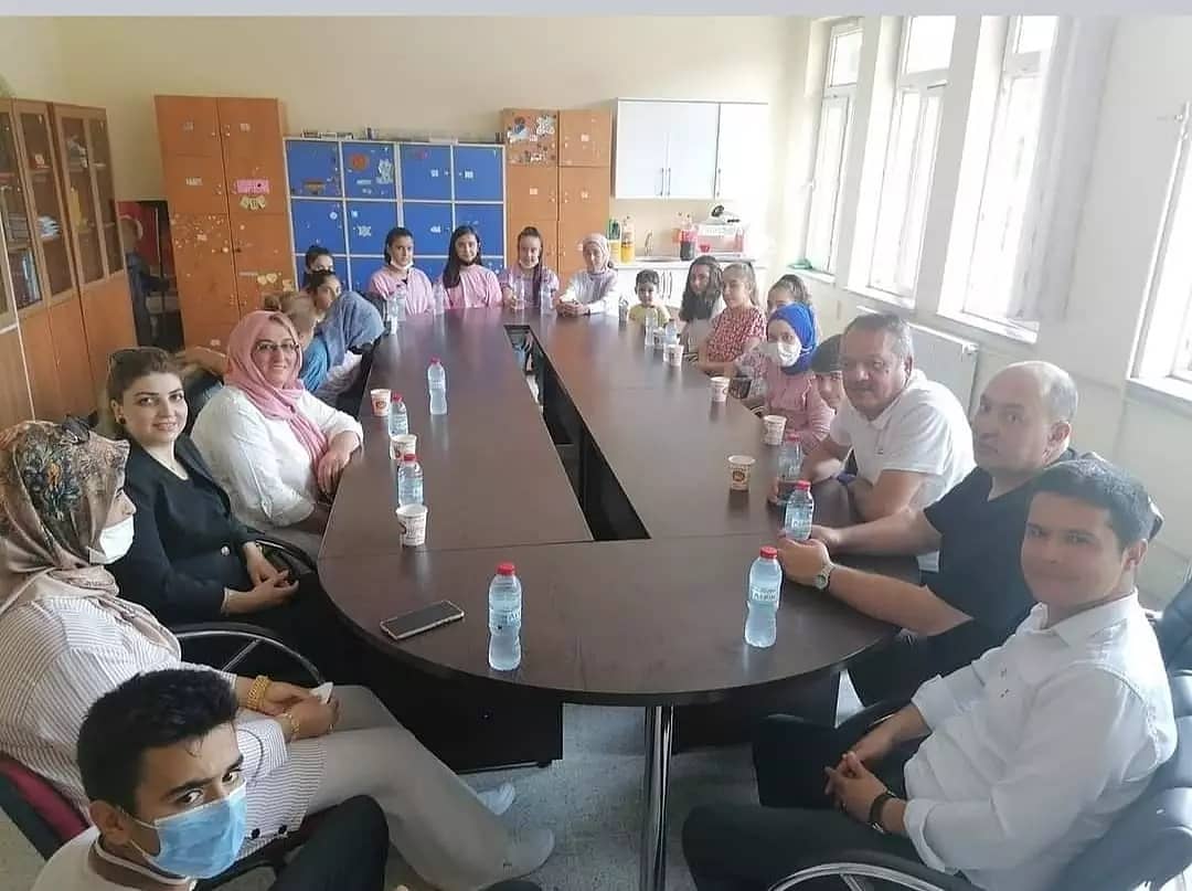 NazmiBebekoglu's tweet photo. Şekeroba Yunus Emre Ortaokulu öğrencilerimizi  DOSTDER olarak ziyaretimizden...
Başarılarından dolayı öğretmen arkadaşlarımız ve öğrencilerimizi tebrik edip başarılar diliyerek hediyelerimizi takdim ettik ...
#Dostder #HacıbebekoğluAilesiSDSK #TÜRKOĞLU #Hacıbebek  #Şekeroba https://t.co/Z0907vB3kw
