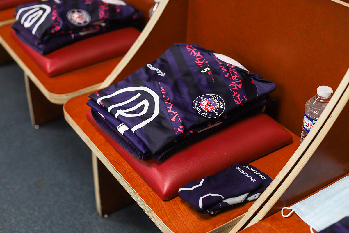 ToulouseFC's tweet photo. 📍 Le vestiaire toulousain.

Nos joueurs évolueront en violet cet après-midi 😈

#DFCOTFC https://t.co/hsvFQmd4F9