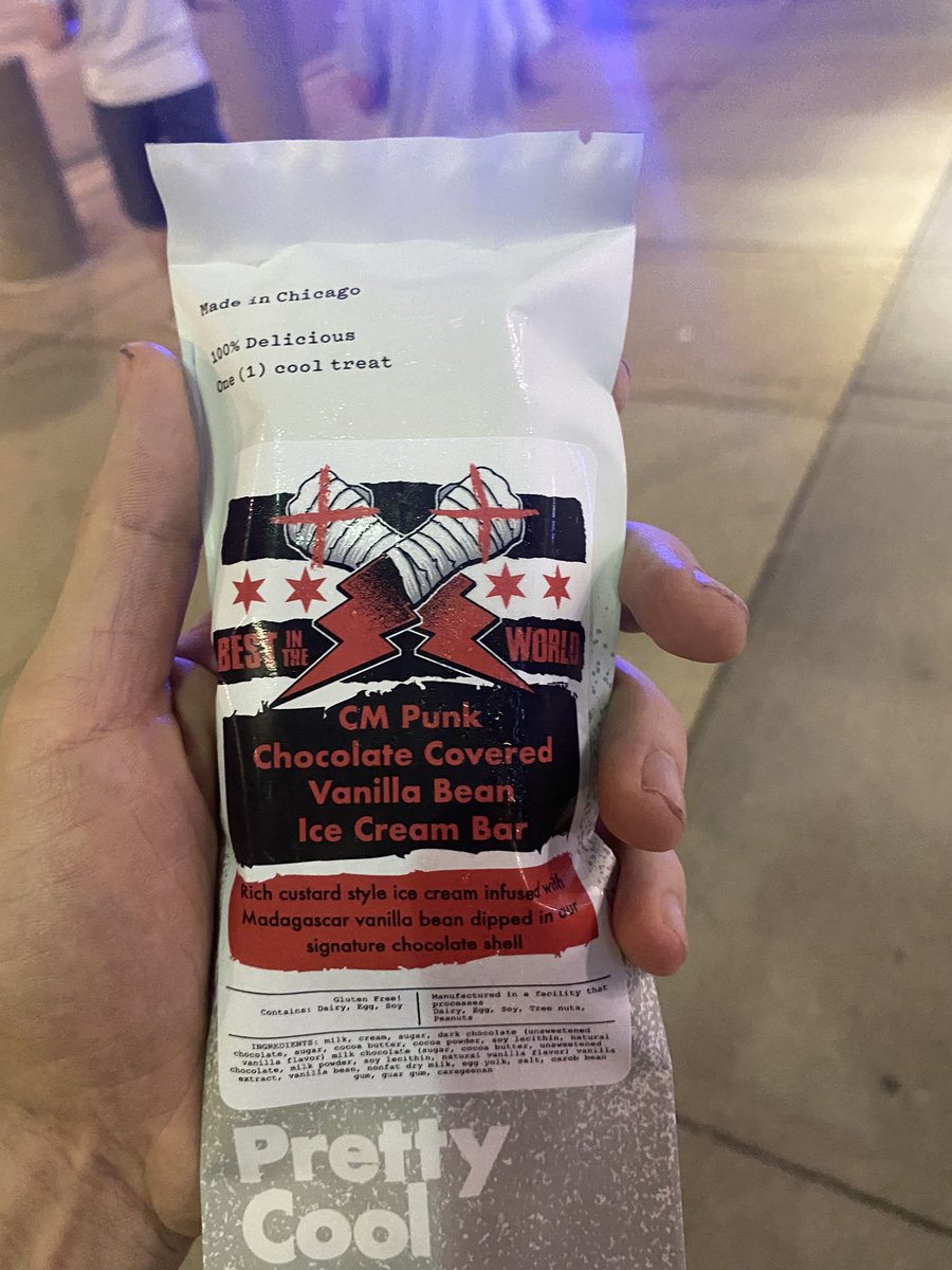 CristianoUAE's tweet image. صورة لـIce Cream اللي تم توزيعه على جميع الحضور في United Center. #CMPunkweek