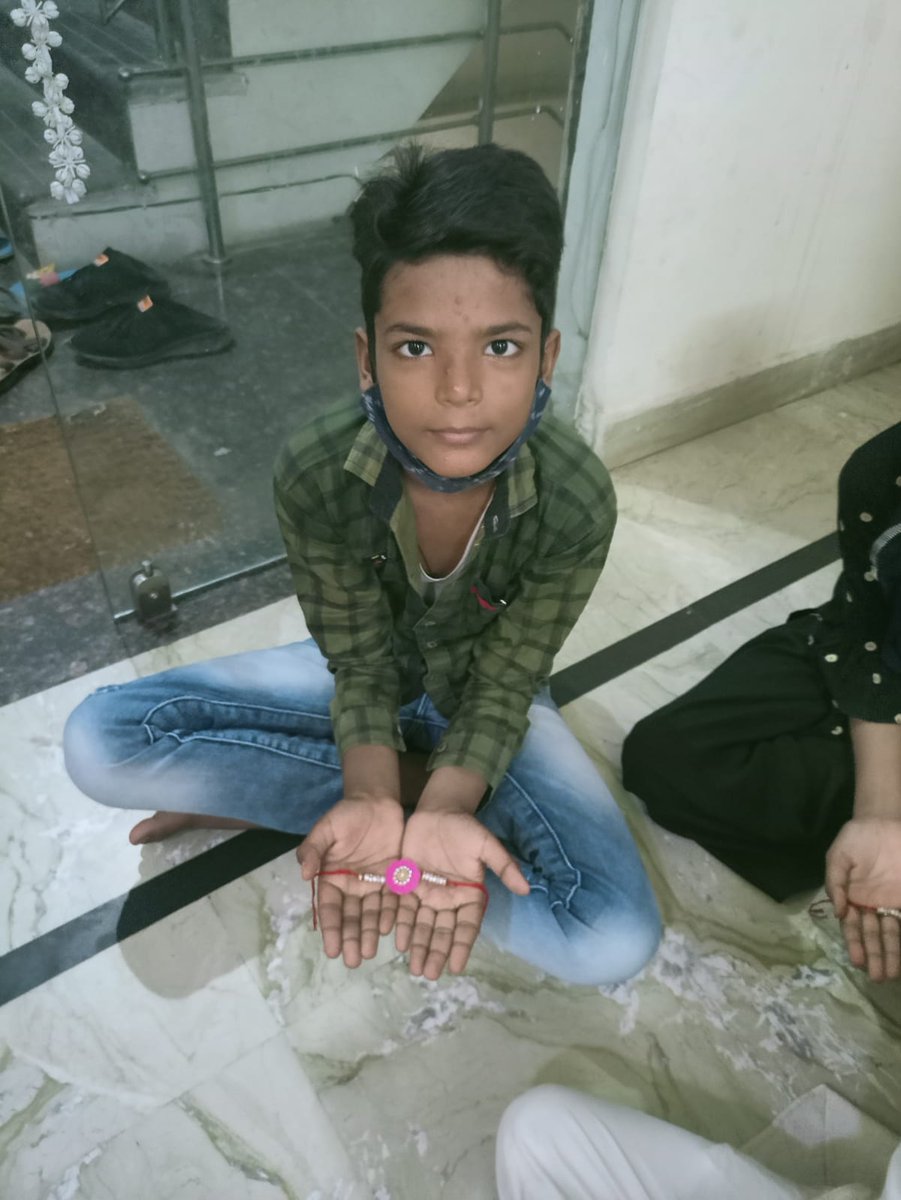 आज बच्चो ने साई गुरुकुल में  राखी बनाना सीखा। उसके बाद सभी ने साई बाबा के साथ मिलकर इस त्यौहार को बड़े धूमधाम से मनाया।
सभी लोगो को रक्षाबंधन की हार्दिक शुभकामनाएं।🙏🌹