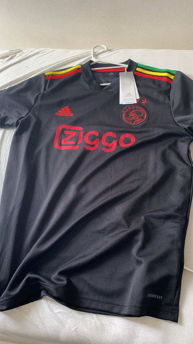 Kev2000_NL's tweet photo. Hij is binnen hoor😍 #Ajaxthirdkit https://t.co/m7OYtC50S9