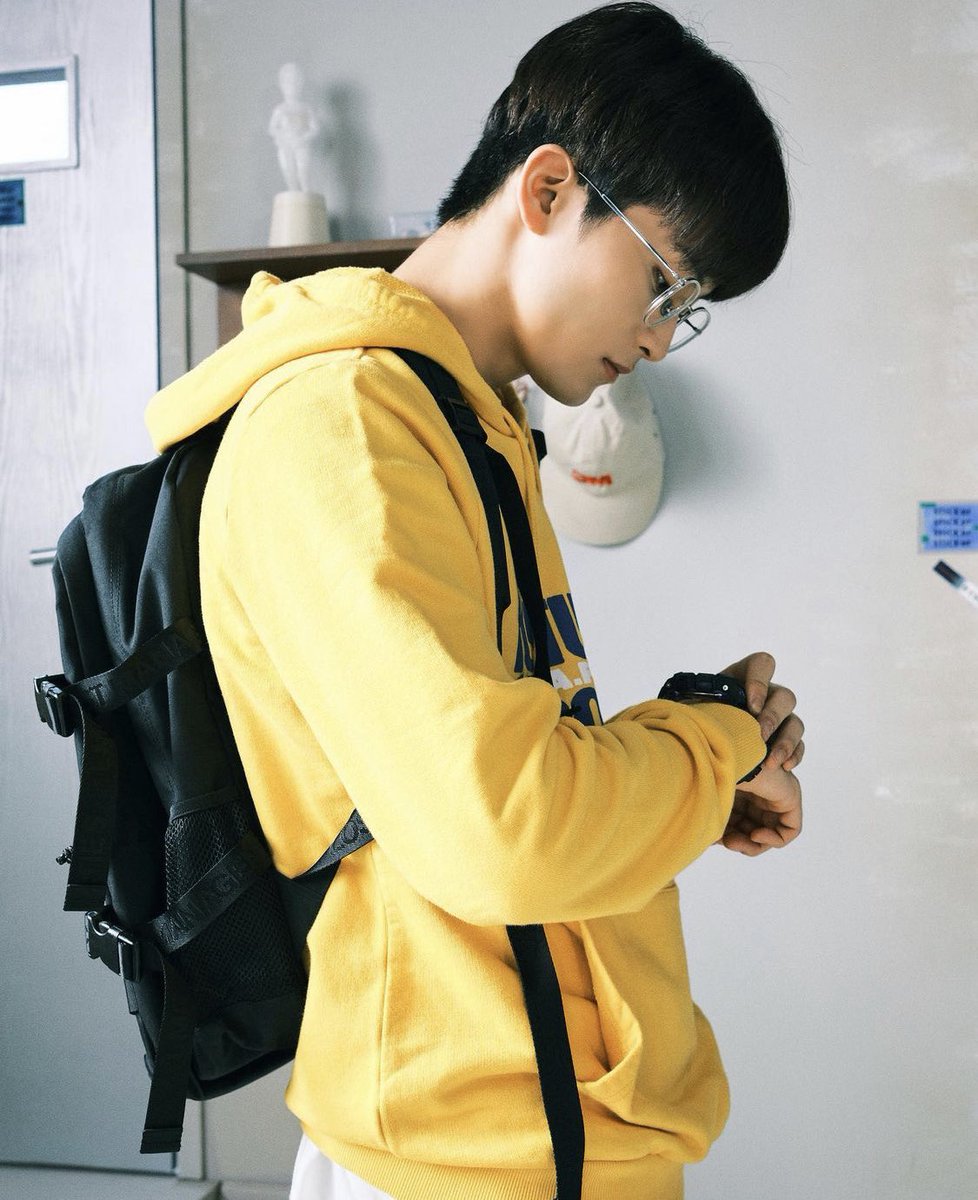 poipoy_naka's tweet photo. : มึงๆ 10นาฬิกาเสื้อเหลือง โดนใจอะ
: มึงชอบหรอวะ
: เขาหล่อเท่อะมึง
: ไปจีบดิ่ กุเชียร์
: ไม่เอากุเขิน
: พี่เสื้อเหลือง!!!!! เพื่อนหนูชอบ คนที่ใส่หมวกอะ!!!!
: ไอบ้าาา มึงตะโกนทำไมเนี่ย
#markcas #มาร์คคัส https://t.co/7CPXHIKafS