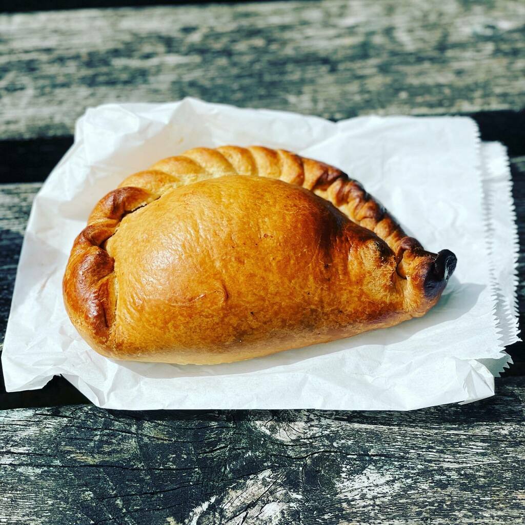 foodofevery's tweet photo. Couldn’t leave the west country without trying their local fresh pasty. #cornishpasty #steakpasty #westcountryfoodlover #foodlover😍 #englishfood #devonlife #devon #devonfood #yummy #westcountry #pastylove #pastyshop https://t.co/49zyaprpS7 https://t.co/Y0V8JV0LVS