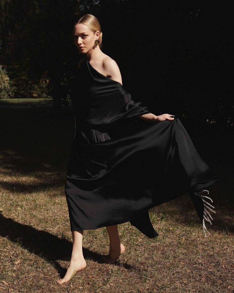 ภาพเพิ่มเติมของ #AmandaSeyfried จากนิตยสาร Net A Porter 2021