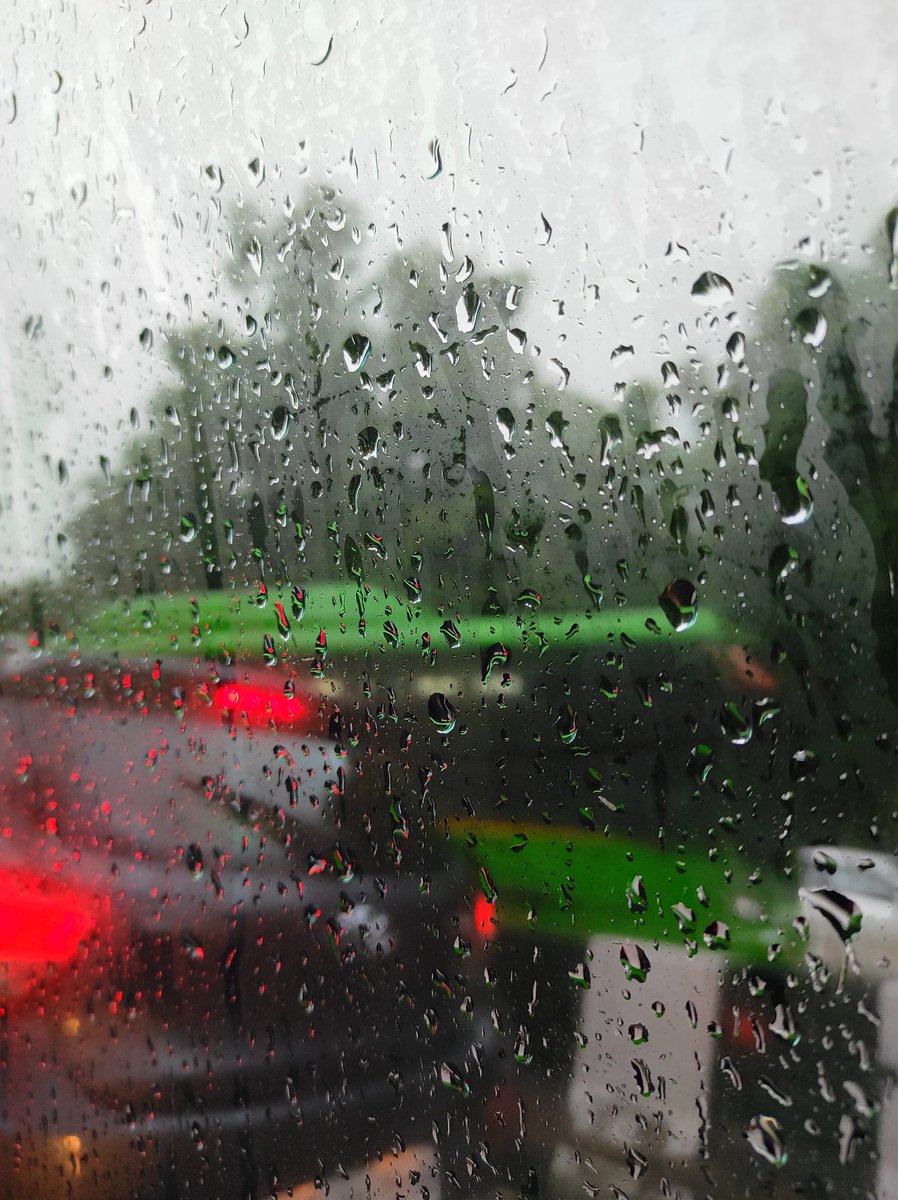 CharoraAnushree's tweet photo. Delhi rain traffic 😐 https://t.co/Xfw6HjQKcw
