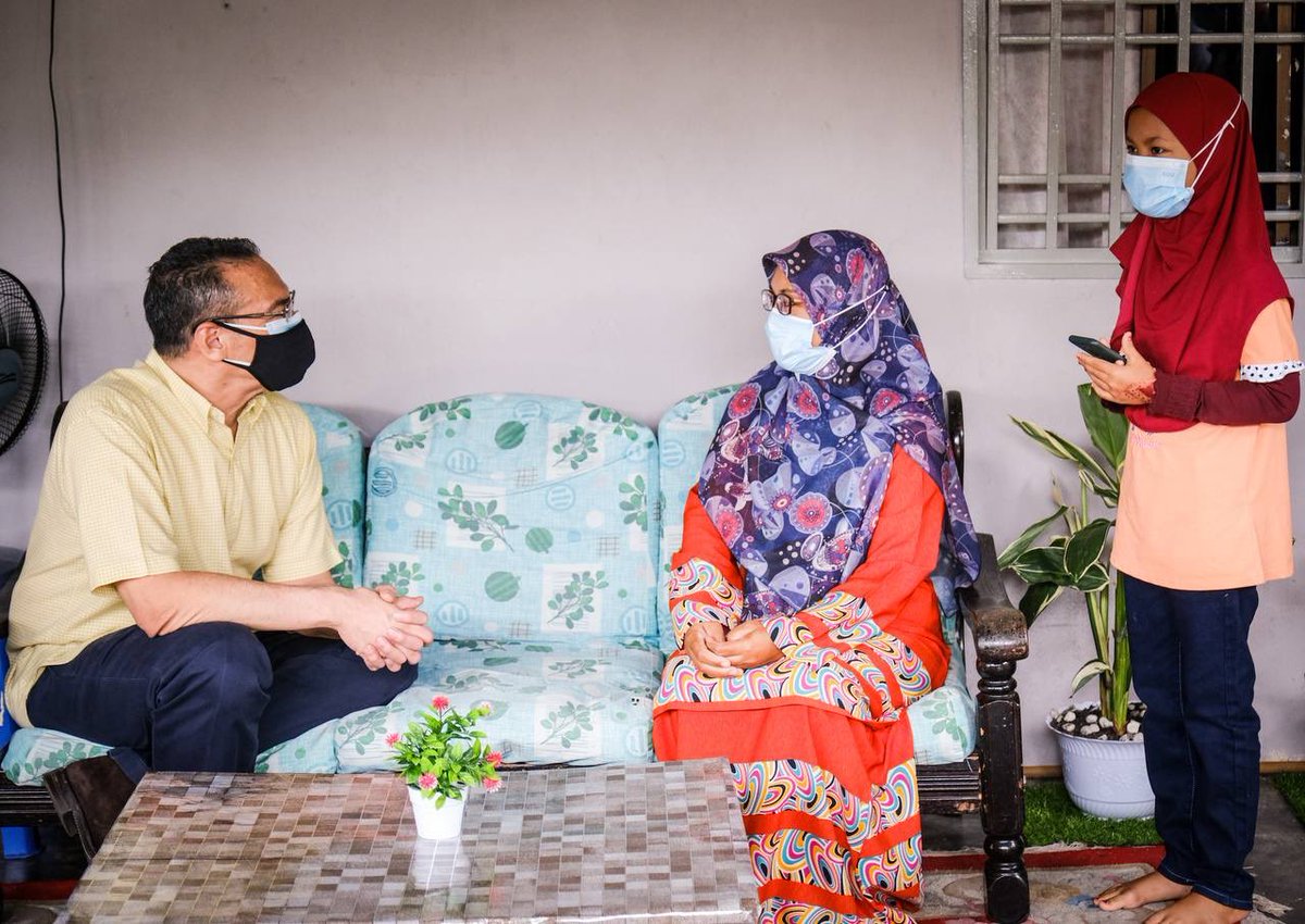 HishammuddinH2O's tweet photo. Singgah rumah ke rumah 🏠 tengahari tadi untuk sampaikan sendiri bantuan foodpack serta sedikit sumbangan peribadi kepada warga @SembrongP153. Antaranya, rumah Puan Hilawati, ibu tunggal dan rumah Encik Kanesan yang kini menghidap strok. Moga semua dipermudahkan 🤲 #SembrongKita https://t.co/Ms5OeQOQH1