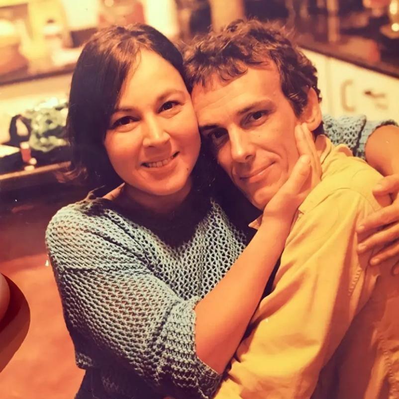 MURIÓ PATRICIA SALAZAR
Estuvo casada con el Flaco Spinetta durante casi dos décadas. El músico contó en una entrevista de 2002 que ella fue la inspiración de "Seguir viviendo sin tu amor". [bit.ly/3szcJwF]