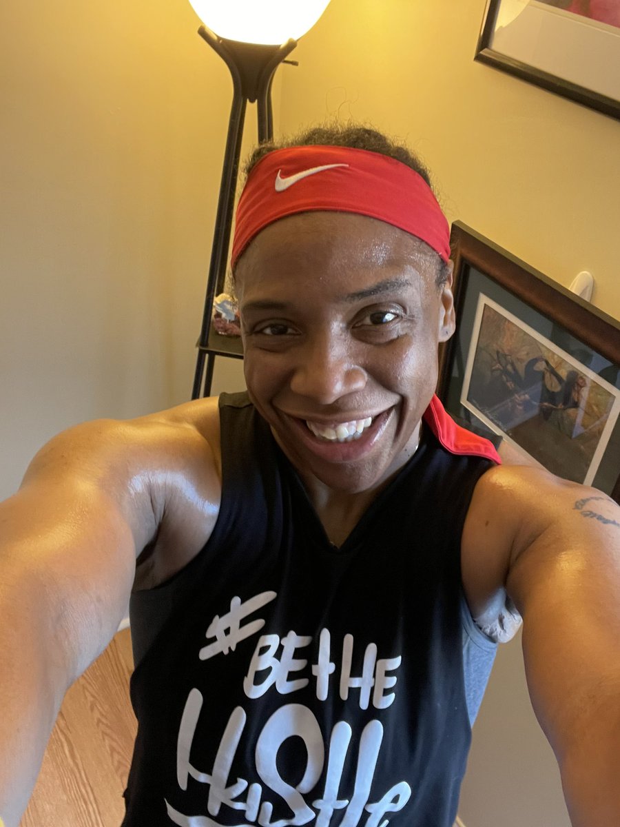 CoachCherieLea's tweet photo. W3d6 of 645 &amp; Shaun Week 21 Day Challenge is ☑️ completed Cardio 45, Speed 4.0 workouts and 150 burpees with 2 pushups. This was a hard one &amp; I felt like quitting during the burpees but I dug deeper and got it done with correct form. I am tired &amp; chest is on 🔥. #digdeepernation https://t.co/cVmdPnt05t