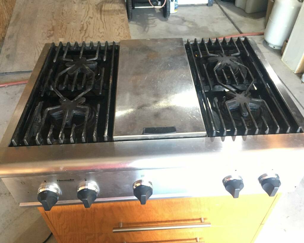LynnsLids's tweet photo. Ermagerd! So excited to have been gifted this beauty (middle is a grill!) to replace our super-crap ceramic top stove that we’ve been battling to cook with for 5 years! #nowyourecooking #greatneighbours https://t.co/UHTU0FIApL https://t.co/66hUWKBnfK