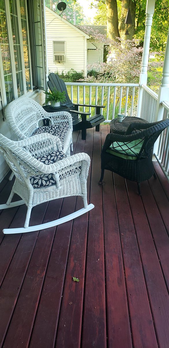 kimlyno4's tweet photo. Saw these two white wicker furniture pieces for sale on the front lawn at Thumb Bid Flea Market while driving by. Of course, I had to turn around &amp; have a look-see. Price was too good to pass up. Now some black paint! #wicker #summer https://t.co/AK7Je9Hriw