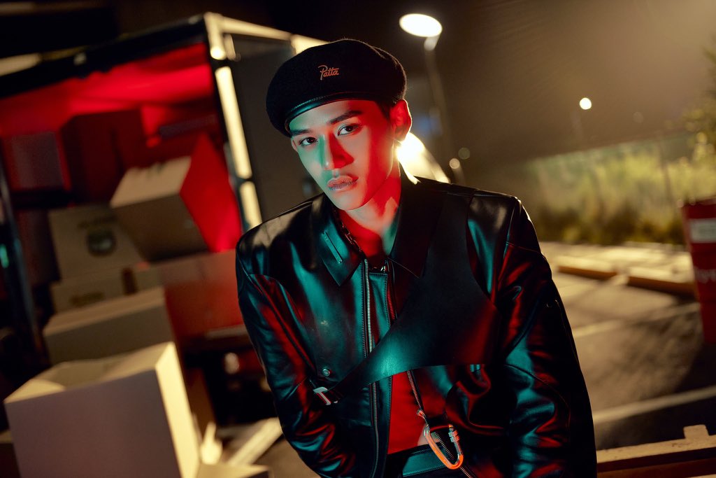 Perfectly deliver my kind of a glamorous night on my second teaser of Jalapeño. Topless in an all-black costume still with a leather jacket on point and a beret this time. Plus those red light that shines on my face, still giving off that Jalapeño vibes.