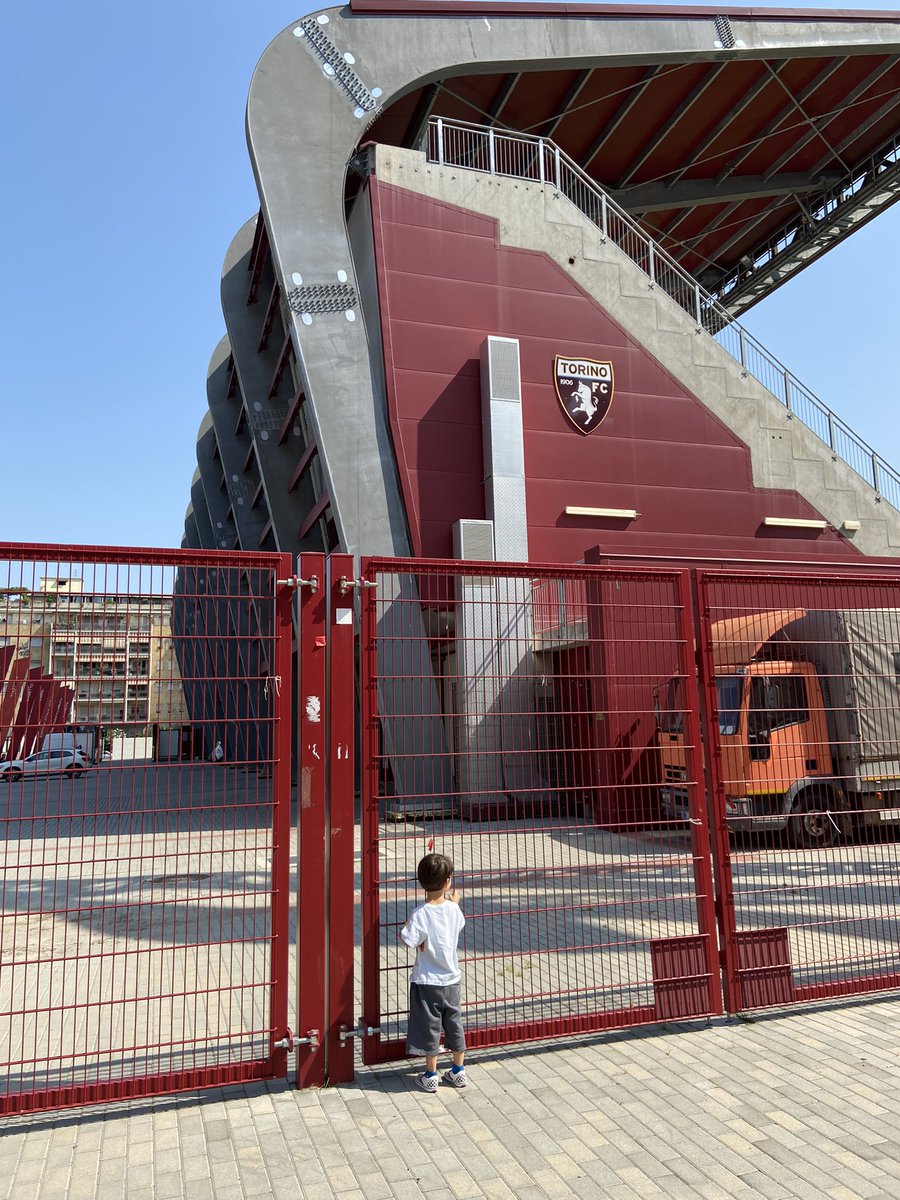 diegofornero's tweet photo. Oggi ho portato mio figlio a vedere il #Filadelfia e ho pensato a quale gigantesca occasione sprecata sia non avere altro da offrirgli se non un cancello chiuso. Un luogo così, se non diventa un luogo di aggregazione e di cultura (in senso lato), semplicemente non ha senso. https://t.co/IXUJESZsRO