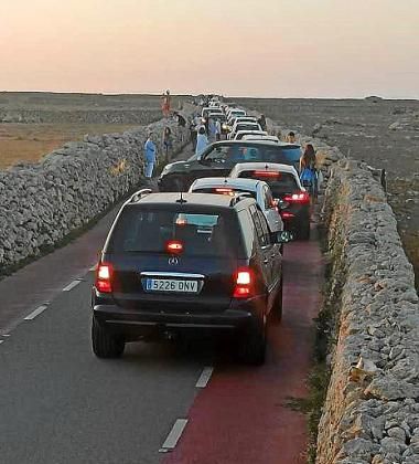 Más de 1 km de cola para ver la puesta de sol en Punta Nati bit.ly/382e7ys