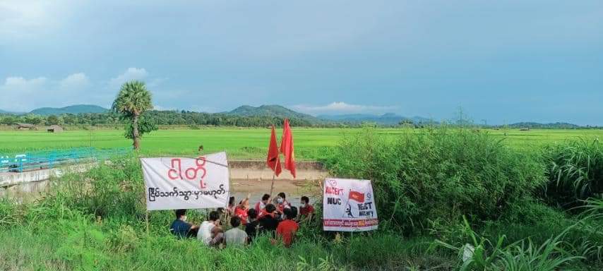 KdoubleTZ2's tweet photo. Residents in #Thayetchaung Tsp staged a protest in support of @NUGMyanmar Government.
RECOGNIZE NUG TO SAVE DEMOCRACY 
#AcceptNUG_RejectMilitary
#WhatsHappeningInMyanmar 
#Aug21Coup https://t.co/MGulbvq86q
