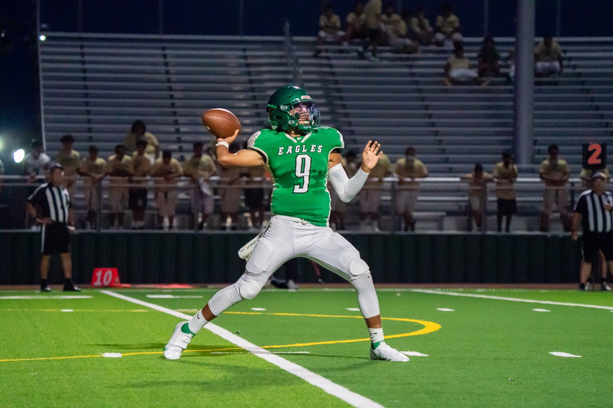 xjgarcia's tweet photo. Socialize first then maybe catch some Eagle football🤷🏻‍♂️ #OnTheFrontPage •https://t.co/DennyGBvZA• https://t.co/GpFSwbQTyw