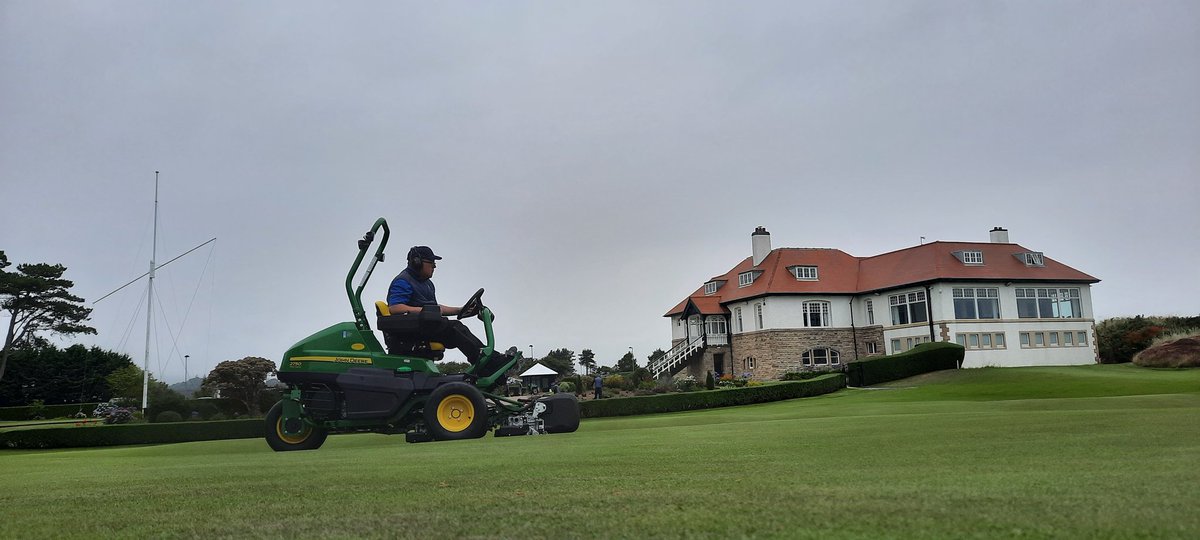 RickyNei11's tweet image. Final delivery this week was to Royal County Down GC. Many thanks from @JohnstonGilpin for the purchase and to Eamonn, @Garycrawford086, Noel and greens staff for choosing the @JohnDeere 2750E triplex mower to maintain their greens. #TechControl #professional @greenkeepingire