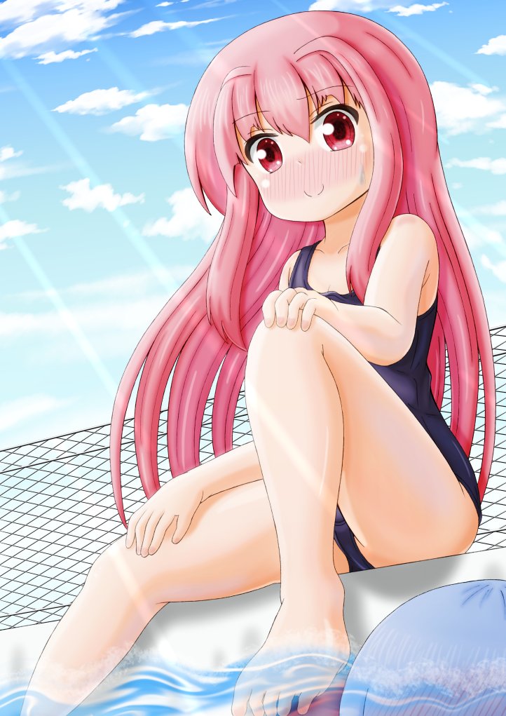 「プールサイドに腰掛けるスク水茜ちゃん
余計な人物が画面内にいる気もしますが気にし」|senkei-絵ノルマ530枚達成！！のイラスト