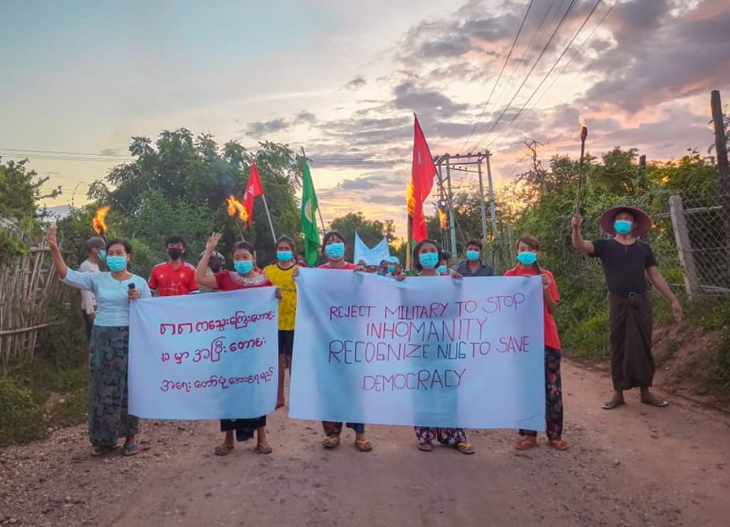 ThaeOoKhine2's tweet photo. With screaming revolutionary slogans , #Sone_Chaung villagers from YinMarPin district held anti-SAC sunset strike .

RECOGNIZE NUG TO SAVE DEMOCRACY
#Aug21Coup
#WhatsHappeningInMyanmar https://t.co/M5L6bZ9GeF