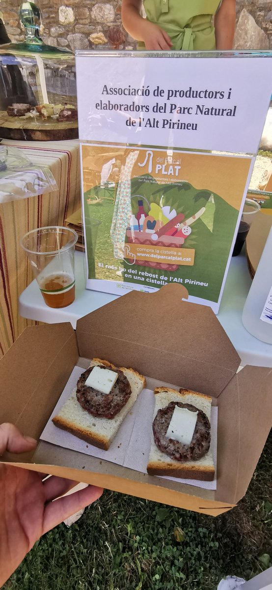 pnaltpirineu's tweet image. No us perdeu a la Fira de l'Ovella de Llavorsí la parada de l'Associació de Productors i Elaboradors Agroalimentaris del #PNAltPirineu @delparcalplat, on podreu fer un tast de productes, com les hamburgueses de vedella eco @betapujalt amb formatges #TrosdeSort i @casamateusurp 🧀