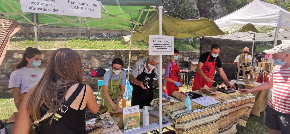 pnaltpirineu's tweet image. No us perdeu a la Fira de l'Ovella de Llavorsí la parada de l'Associació de Productors i Elaboradors Agroalimentaris del #PNAltPirineu @delparcalplat, on podreu fer un tast de productes, com les hamburgueses de vedella eco @betapujalt amb formatges #TrosdeSort i @casamateusurp 🧀