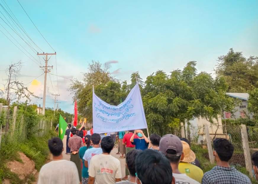 ThaeOoKhine2's tweet photo. With screaming revolutionary slogans , #Sone_Chaung villagers from YinMarPin district held anti-SAC sunset strike .

RECOGNIZE NUG TO SAVE DEMOCRACY
#Aug21Coup
#WhatsHappeningInMyanmar https://t.co/M5L6bZ9GeF