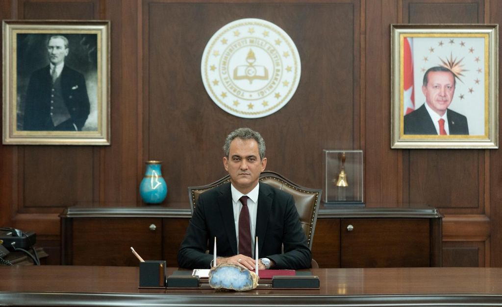 Açık Öğretim Kurumları Öğrencilerine Yeni Sınav Hakkı

Bakan Özer: Öğrencilerimiz, 23-24 Ağustos'ta kayıtlarını yaptırarak 27-29 Ağustos'ta çevrim içi sınava katılabilecekler. 

Haber👉🏻 meb.ai/UDMWN0