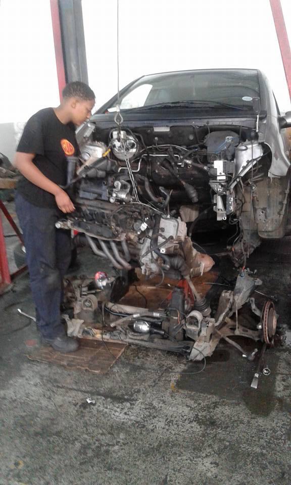 MemoMakanika's tweet photo. My name is Memory Bere aka MemoMakanika.
I am a light motor vehicle service technician. I diagnose, maintain,inspect &amp; repair cars.

For my services contact me on
+263712825411 
#MemoMakanika 
#kusunga simbi ndokubasa kwamhamha 💪
👩‍🔧🛠️🧰💪
Pliz RT 🙏 https://t.co/fXMG0qQSBB