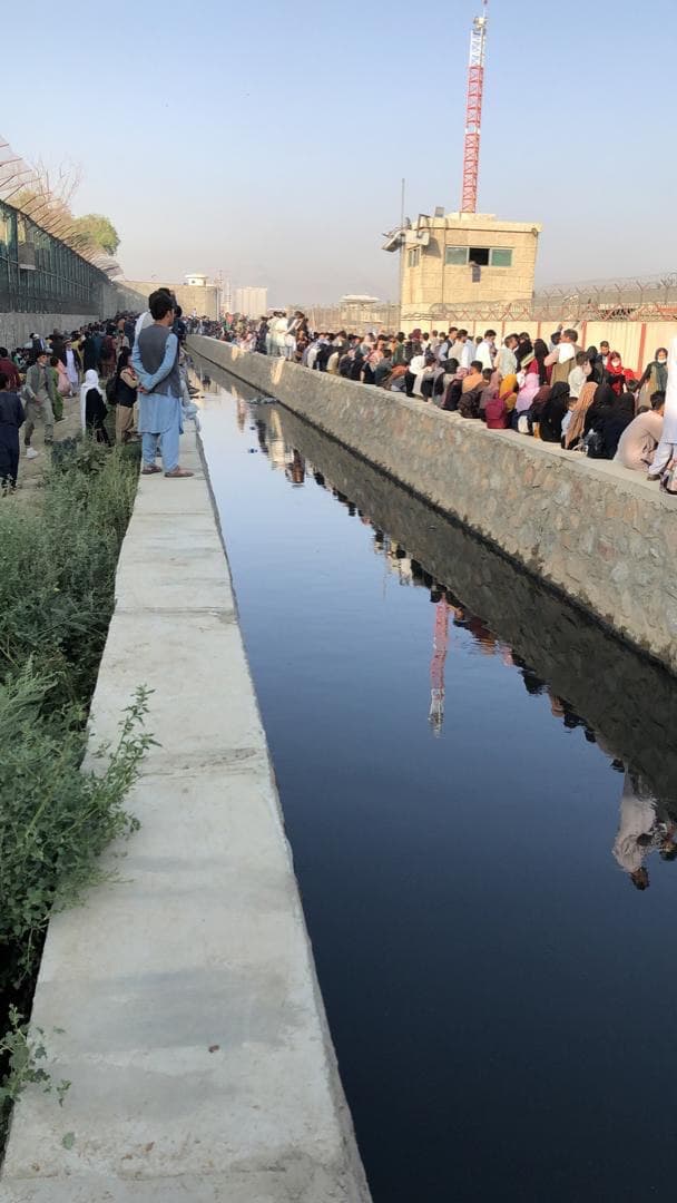 silviakant's tweet photo. L’attesa davanti ai gates è una trappola mortale. Donne e bambini rischiano di morire schiacciati, soffocati, calpestati
#saveafghanwomen #noveonlus #afghanistanwomen #cantieredelledonne https://t.co/2mOMEaIN45