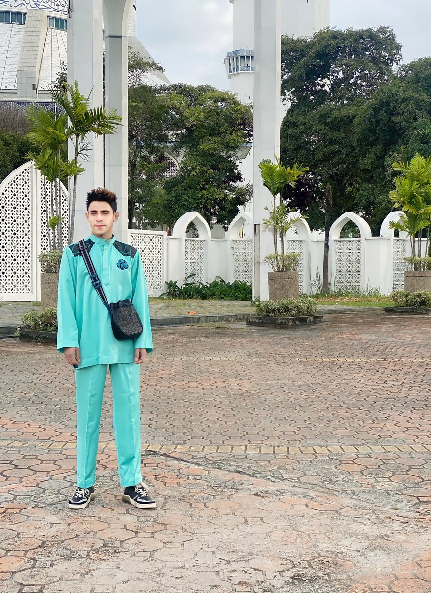 AshravDaud's tweet photo. Although we cant be together even for pray for this Eid, the social media is the tool 🕌

#CoachStoreKOL
#CoachNY
#DrawstringMarbleBag
#BajuMelayu
#TaufikIdros
#CitysoleCourtSignature
#MasjidShahAlam
#ShahAlam https://t.co/kPi3FN25SN
