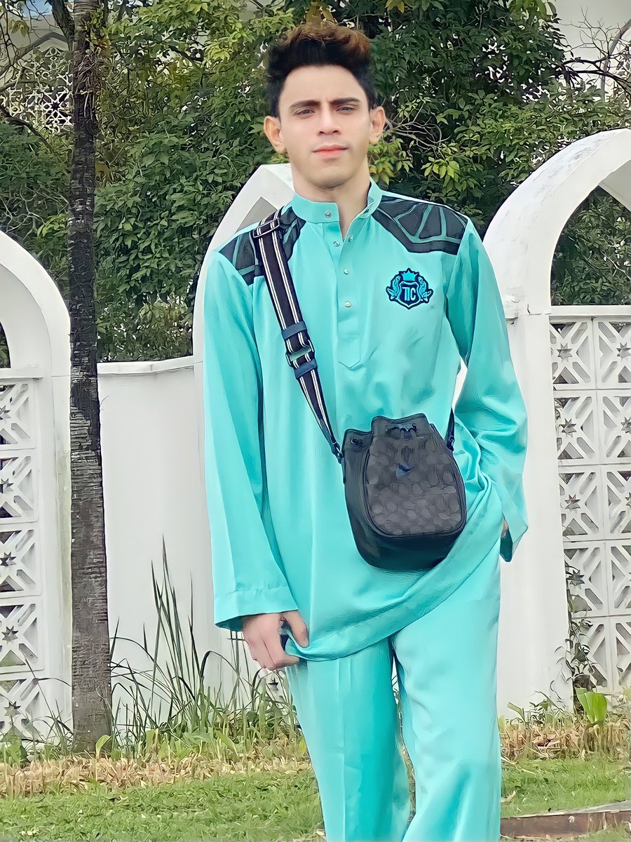 AshravDaud's tweet photo. Although we cant be together even for pray for this Eid, the social media is the tool 🕌

#CoachStoreKOL
#CoachNY
#DrawstringMarbleBag
#BajuMelayu
#TaufikIdros
#CitysoleCourtSignature
#MasjidShahAlam
#ShahAlam https://t.co/kPi3FN25SN
