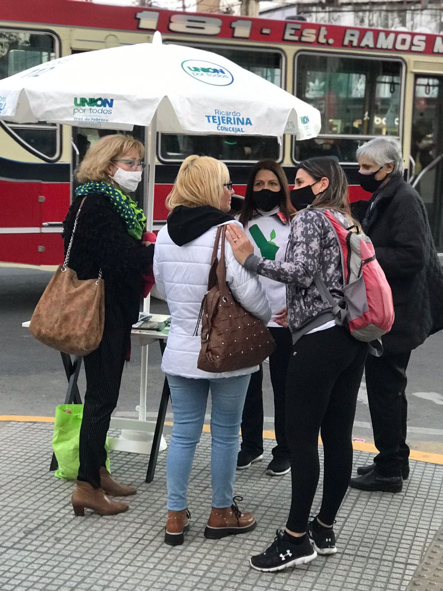Ayer nos econtramos con los vecinos en Caseros, uno de los principales ctros comerciales de ntro distrito. En las otras esquinas: diferentes espacios políticos. Celebro la sana convivencia en un clima de respeto, diálogo y buenas intenciones.
.
#VotáVecinalistasEnLasPaso