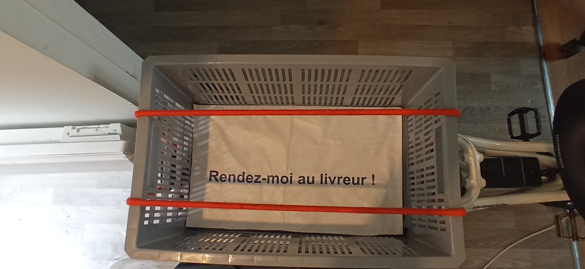 VelGros's tweet photo. Nouveau panier pour le @RadPowerBikes #RadWagon #RW4 😁

Composition:
- Un bac à plastique
- Un fond de sac de course découpé
- Du scratch autocollant
- Des vis et des rondelles

C'est très fortement désaxé sur la gauche car il y'a des renforts en plastique sous la caisse. https://t.co/TcZvN51ZJd