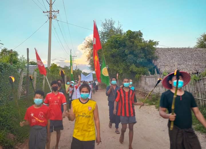 kay_aprilnyein's tweet photo. In Yinmarpin District, Sagaing Division, pro democracy residents in Son Chaung village staged a protest in this evening and marched with burning torches to demand the end of the Military dictatorship.

RECOGNIZE NUG TO SAVE DEMOCRACY
#Aug21Coup
#WhatsHappeningInMyanmar https://t.co/GbPt5G64zJ