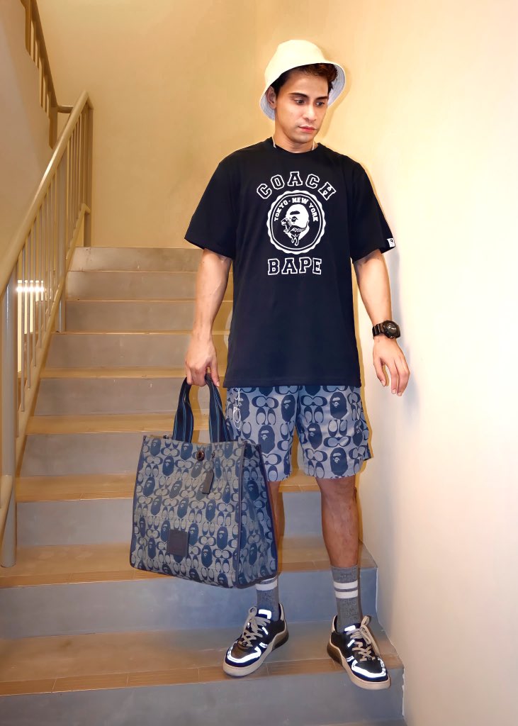 AshravDaud's tweet photo. BAPE X Coach !
I experienced a form of pandemic so intense but the new Signature is giving me strength!
“A 🛁 🦍”

#CoachStoreKOL
#BAPEXCoach
#BAPEXCoachTshirt
#BAPEXCoachSignatureFieldTote
#CoachCitysoleSignature
#WordingStyling
#MensFashion https://t.co/Uqla5fokqL