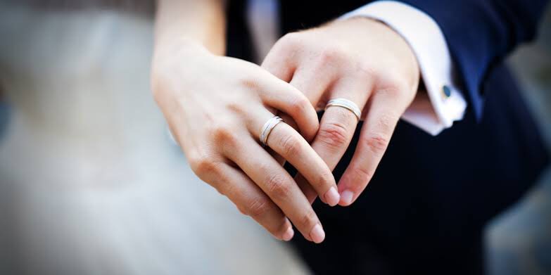 <a href="/GINMURAKAMI/">𝑴𝒖𝒓𝒂𝒌𝒂𝒎𝒊 𝑮𝒊𝒏</a> Melihat Aya membawakan cincin, lucu sekali. Ia beri tepuk pada puncak kepala si kecil dan kini pandangan beralih pada Gin. Membiarkan Gin terlebih dahulu memasangkan cincin, setelahnya Kaisei mengambil cincin lainnya dan memasangkannya di jari manis tangan sang alpha. >