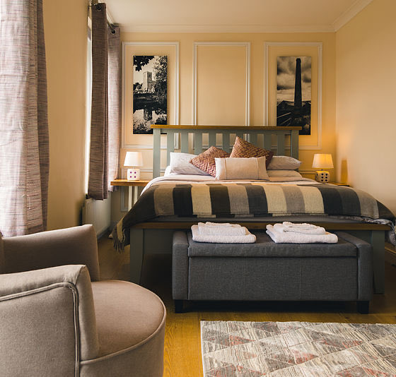 classbreakfast's tweet image. Two of @photocopeland images of Dromore in one our guest rooms. Historic Dromore in Black &amp;amp; White printed on canvas and floated on wall. Great talking point with guests @visit_armagh @DiscoverNI