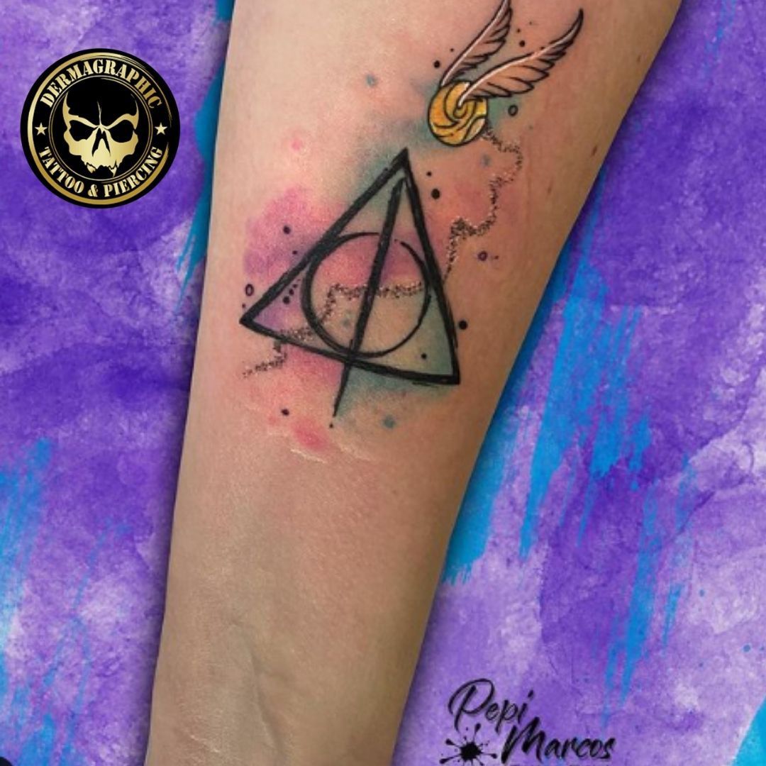 Cada #tatuaje de nuestra #artista #pepi_marcosss es ensueño en la #tez  ¡Perfecto Harry Potter - Reliquias de la muerte! @dermagraphictattoo ☠ el  mejor #tattoostudio de #coruña #art #tattooed #tattooartist #tattooart  #tattoolife #tatuaje, image size:1080x1080