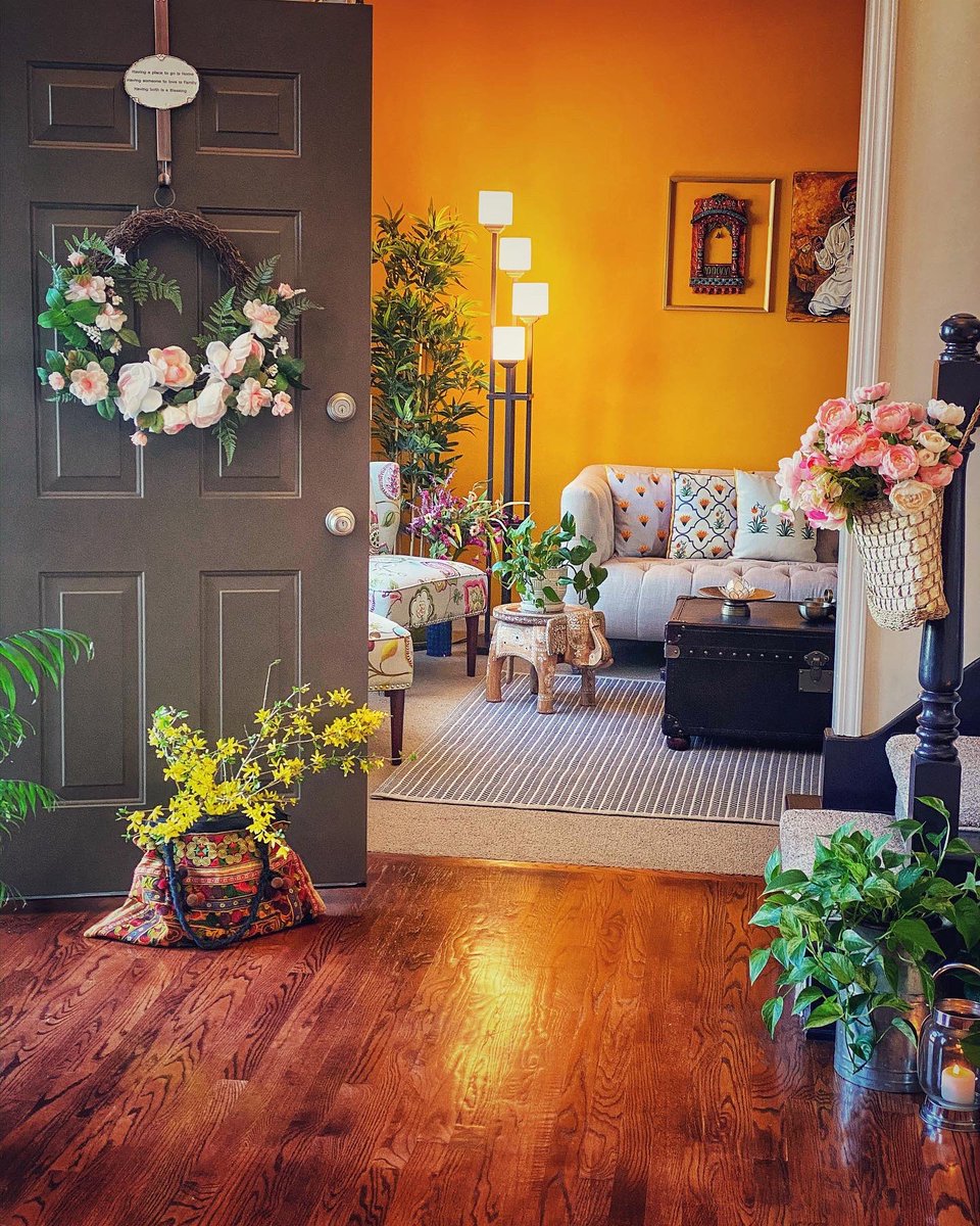 goodhomesindia's tweet photo. With a lake next door, @cshilpkari ‘s family home in Chicago is surrounded by nature! 
#goodhomesmagazine #hometour #home #nature #green #indian #traditional https://t.co/GzqI8Jsx4K
