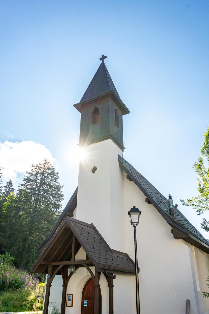 AiglonCollege's tweet image. Constructed in the 1880s as one of the first buildings in Villars, the Aiglon Chapel was acquired by the school in 1995. At the time it required a new steeple (installed by helicopter) but today, a new coat of paint helps the chapel maintain... #campusdevelopment #villarstourisme
