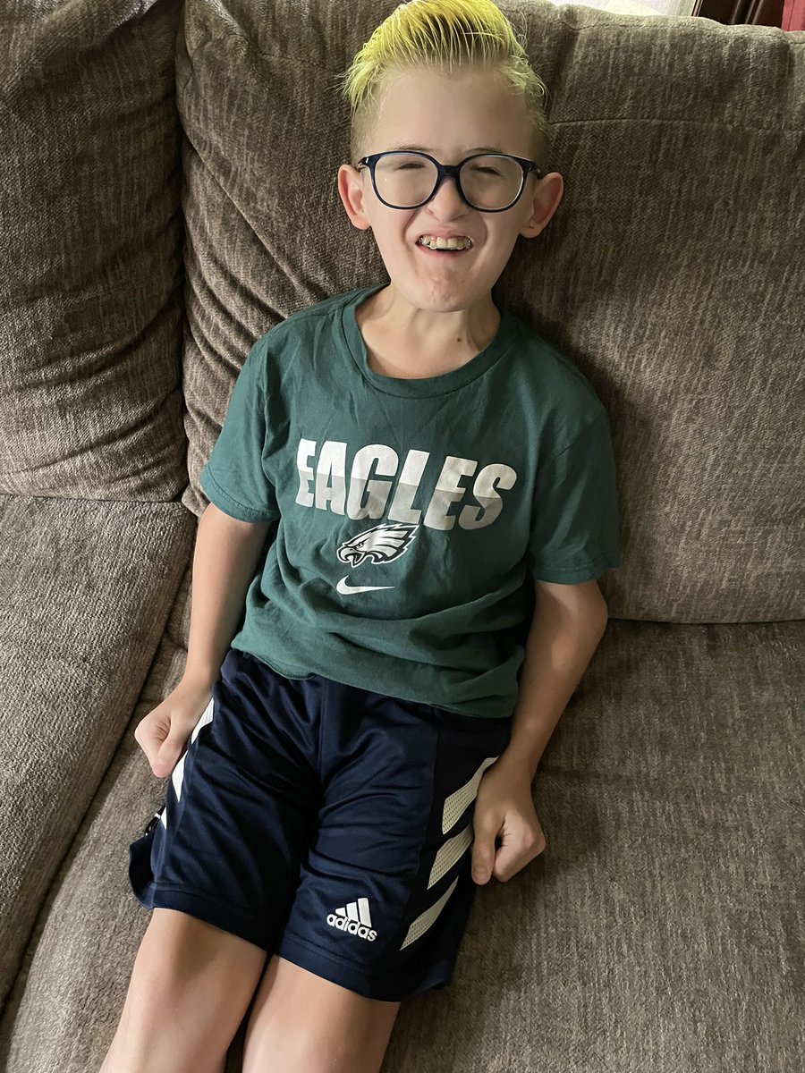 GioThePodcaster's tweet image. Hey guys I have my 1st date with my girlfriend. I am taking her to play mini golf. My friend @bornaneaglesfan gave me this shirt and I’m wearing it for good luck. how do I look? Go birds