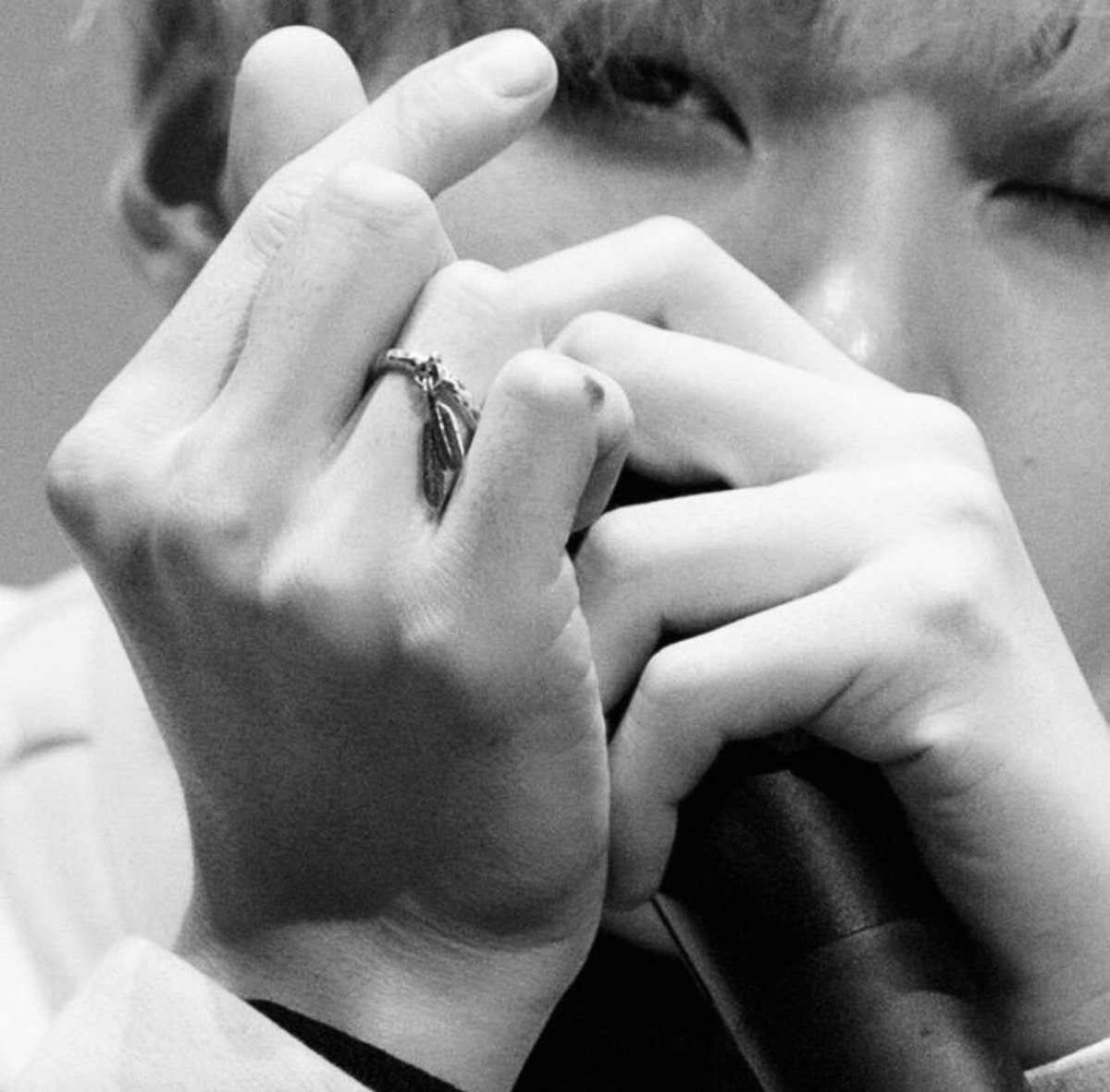 тэхён бтс руки. бтс руки чимина и юнги. руки тэхена из bts. руки тэхен из бтс. бтс рука чонгука.