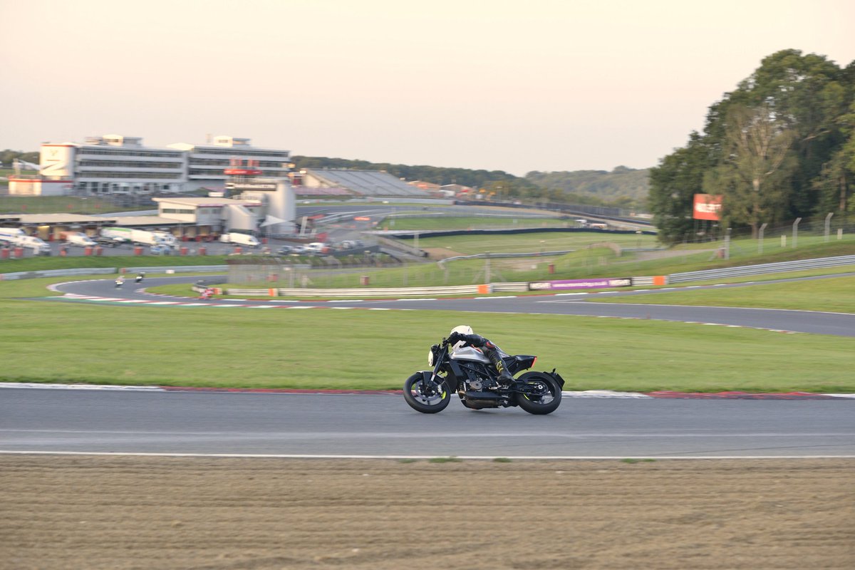 LammyIOW's tweet photo. Evening track time is just great. Into the sunset, much less serious and easy to go to tracks further away as a day trip. Ace. https://t.co/JCLeJII6y9