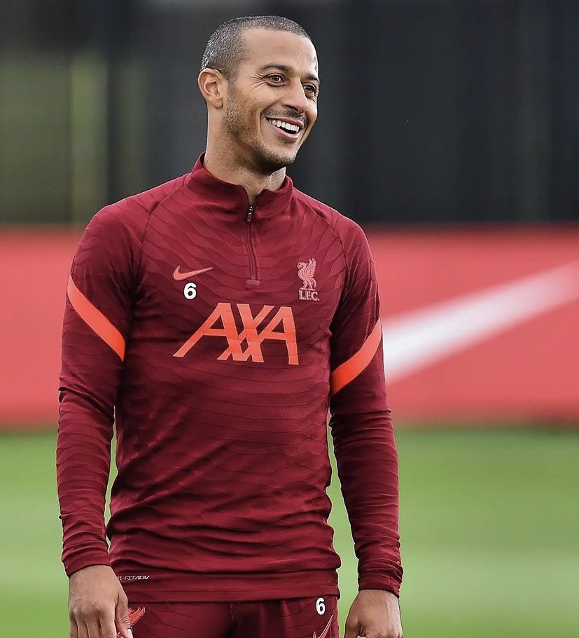 portalthiago6's tweet photo. 🚨| Foi o primeiro jogo do Thiago na temporada 21/22 e a primeira vez que joga no estádio completamente cheio. 

🤹🏽‍♂️ Sua nota no sofascore apenas nesse jogo, foi de 6.7; 
⚽️: Thiago jogou 9 minutos
🏃🏽‍♂️: Fez 19 toques na bola
👊🏽: fez 12 (80%) passes certos
#YNWA #ThiagoAlcantara https://t.co/gPTfzOVGwQ
