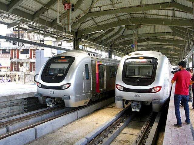 balioscope's tweet photo. Conflicting claims made by MMRCL &amp;BMC. 
The rationale behind Metro3 was to ease traffic on roads (as per what MMRCL claims).
So what "traffic" does Coastal road claim to ease if metro3 is supposed to take away traffic on road
#StopCoastalRoad 
#RestoreMumbaiCoast 
@CMOMaharashtra https://t.co/p3LjZqHqoI