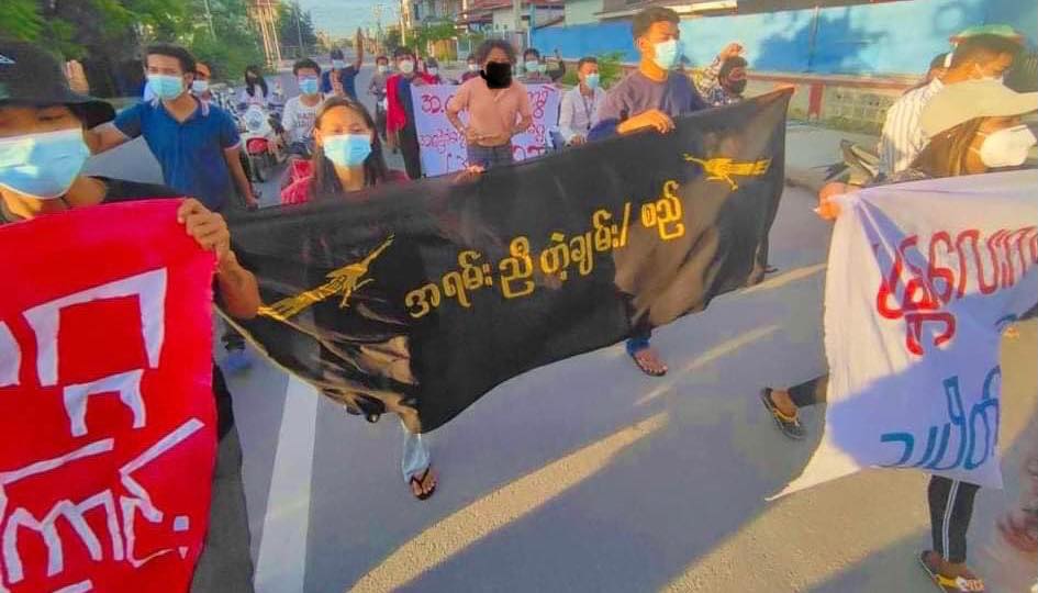 Myanmar_Now_Eng's tweet photo. In Mandalay, many different protest columns, including the Sangha Union, Chan Mya Thar Zi residents, and youths, joined forces to organise a flash protest against Myanmar's military dictatorship this morning (Aug 21) 

Photos: CJ

#WhatsHappeninglnMyanmar https://t.co/wBB0TLpL5E
